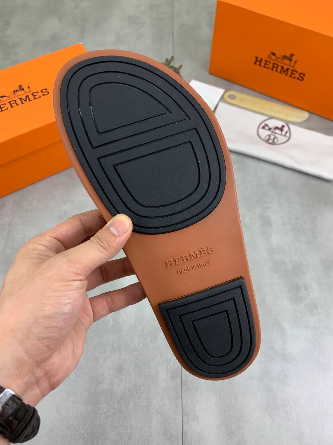 Men's shoes 💰P440 New [HERMES] high-end quality new Hermès slippers, made of imported cross-grain calfskin, wear-resistant and non-slip rubber outsole. Fashionable and elegant code number: 39-44 (38 45 46 customized)